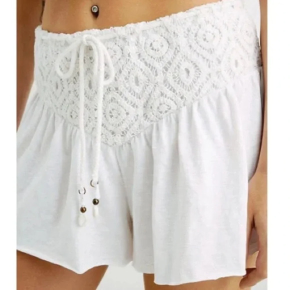 AERIE Flirty Crochet WHITE FLOWY Shorts NWT  Ladies SIZE MEDIUM - Picture 3 of 5